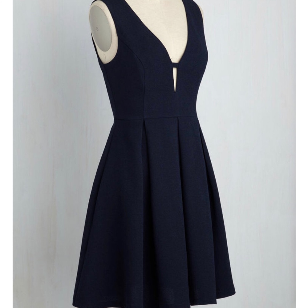 Navy blue v-neck key hole short dress